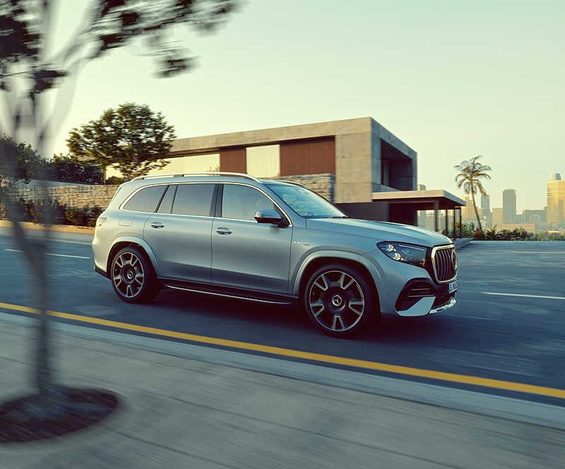 2026-06_AMG_GLS_63_Facelift_SUV_X167_Still_p-side_driving_silver_magno